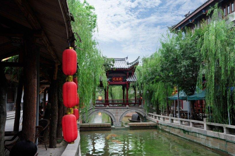 蓝色无袖针织上衣搭配紧身牛仔裤,时尚又减龄,你觉得怎么样?- 你问我答,专业的有问必答平台